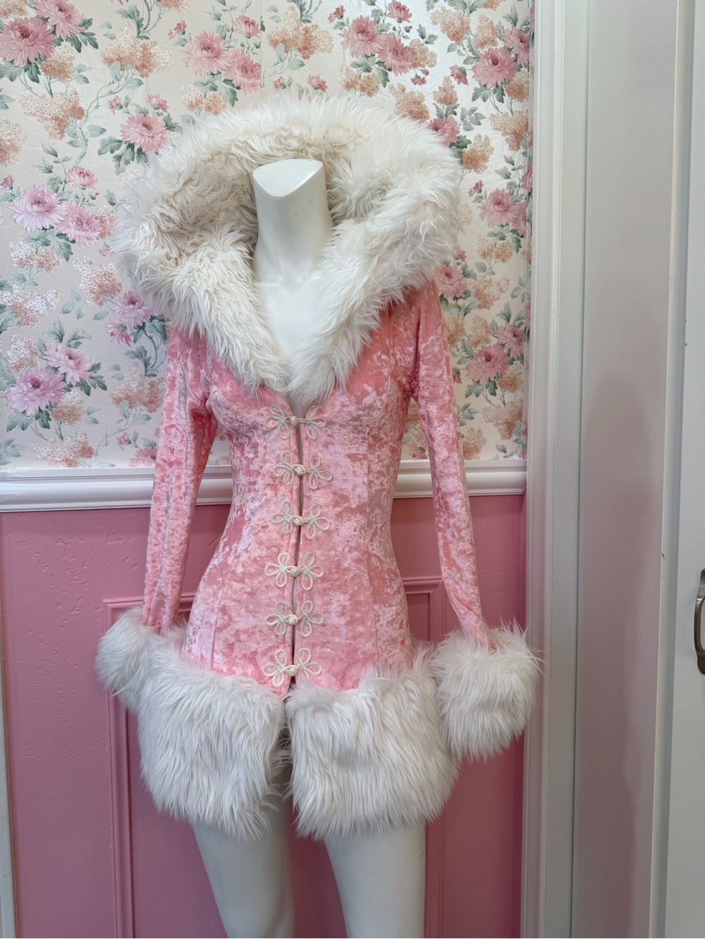 American Vintage Pink Crushed Velvet Mini Coat with Cream Faux-Fur Trim - Picture 4 of 6